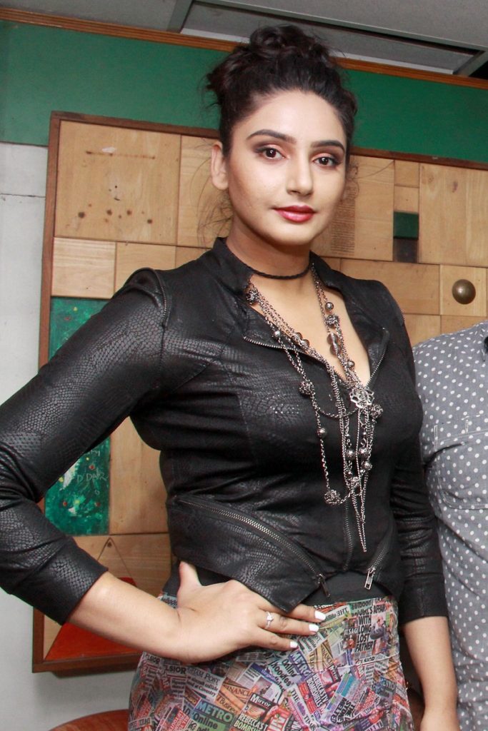Ragini Dwivedi Hot And Sizzling Pictures Photos And Hd Images