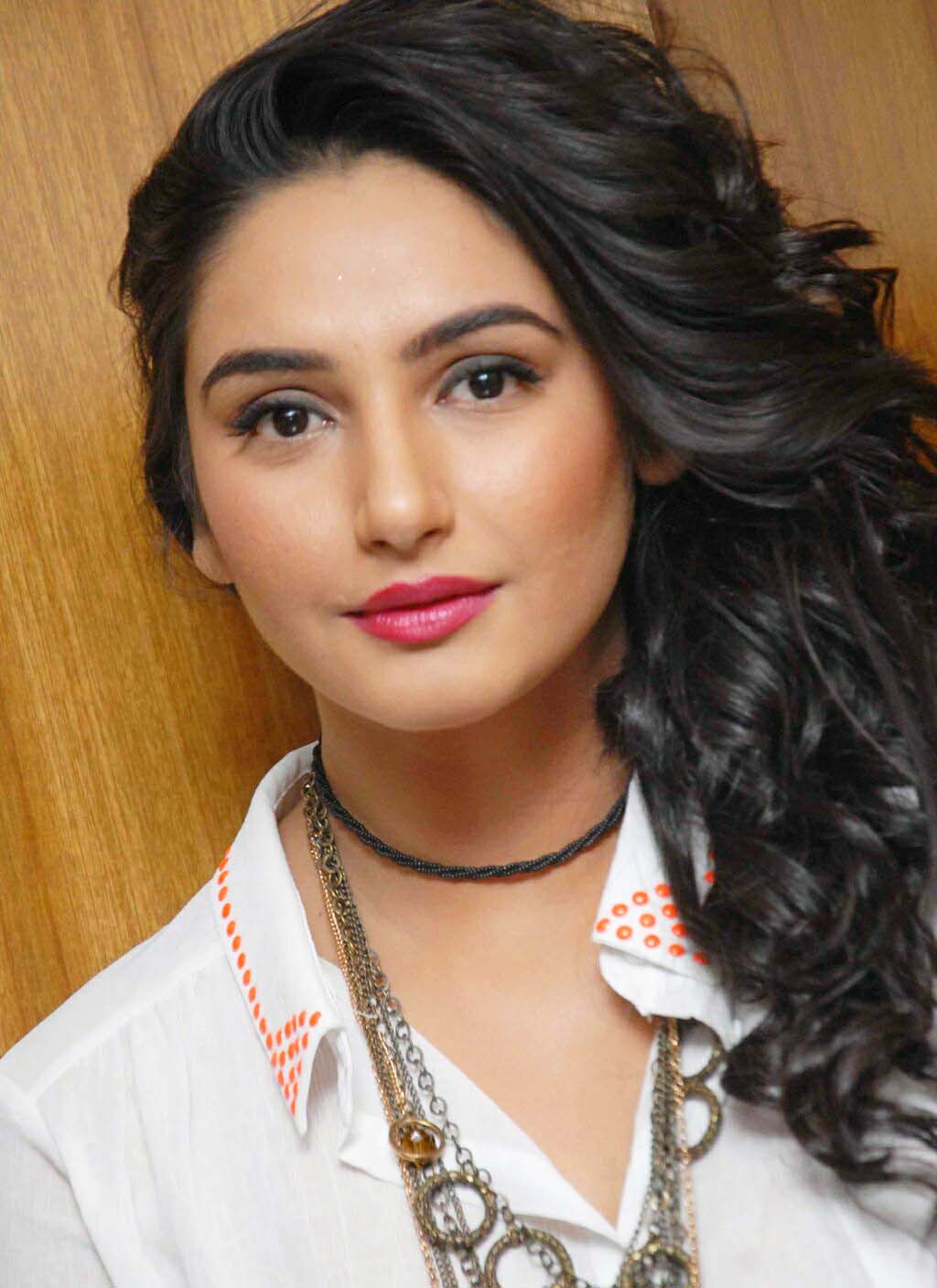 Ragini Dwivedi Hot And Sizzling Pictures Photos And Hd Images