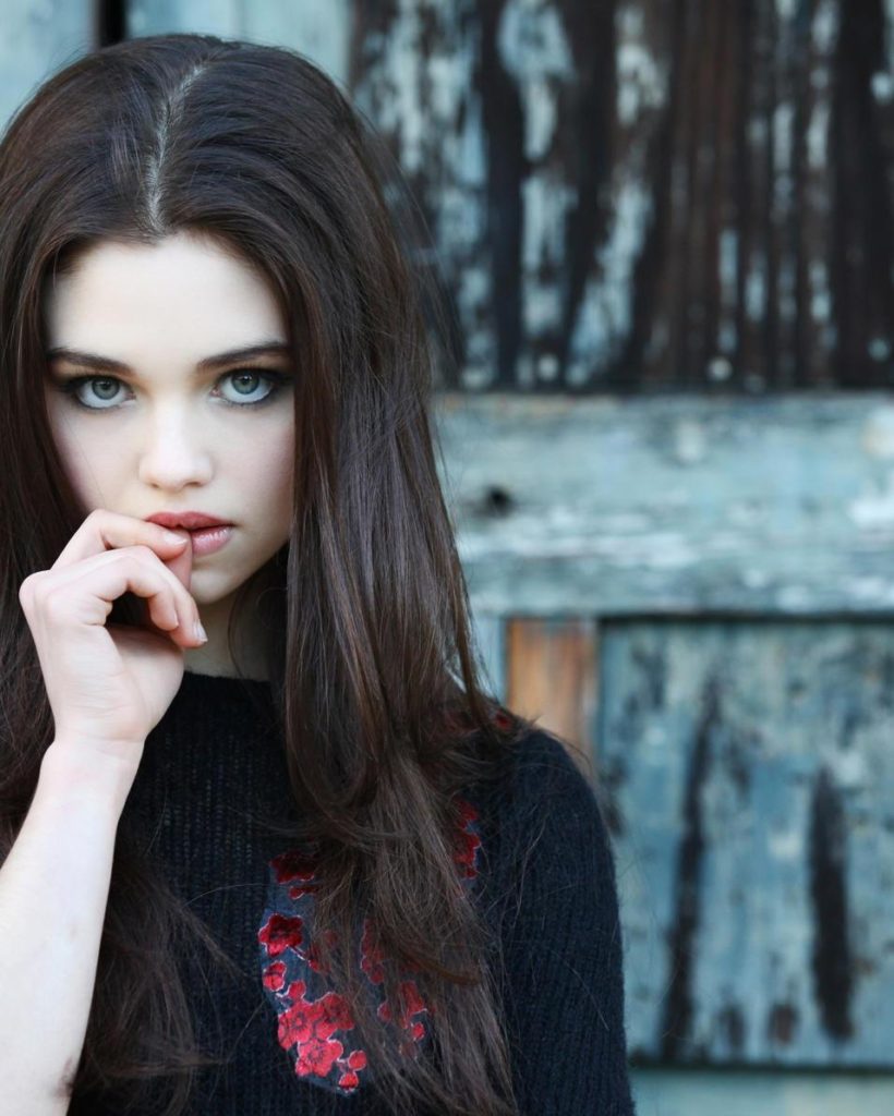 15 India Eisley Hot & Spicy Navel Pictures HD Pics.