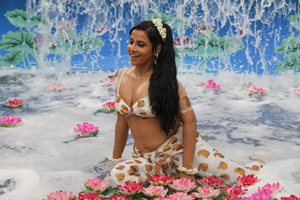 Vidya Balan Bold & Beautiful Wallpapers In Water & Flowers