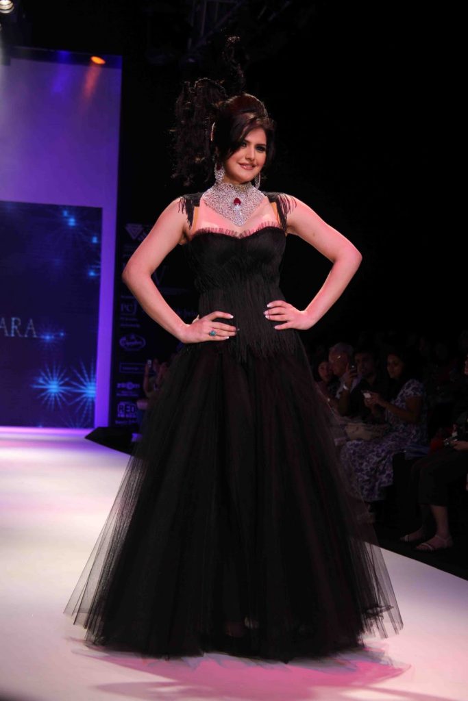 Zarine Khan Beautiful Pics In Black Dress