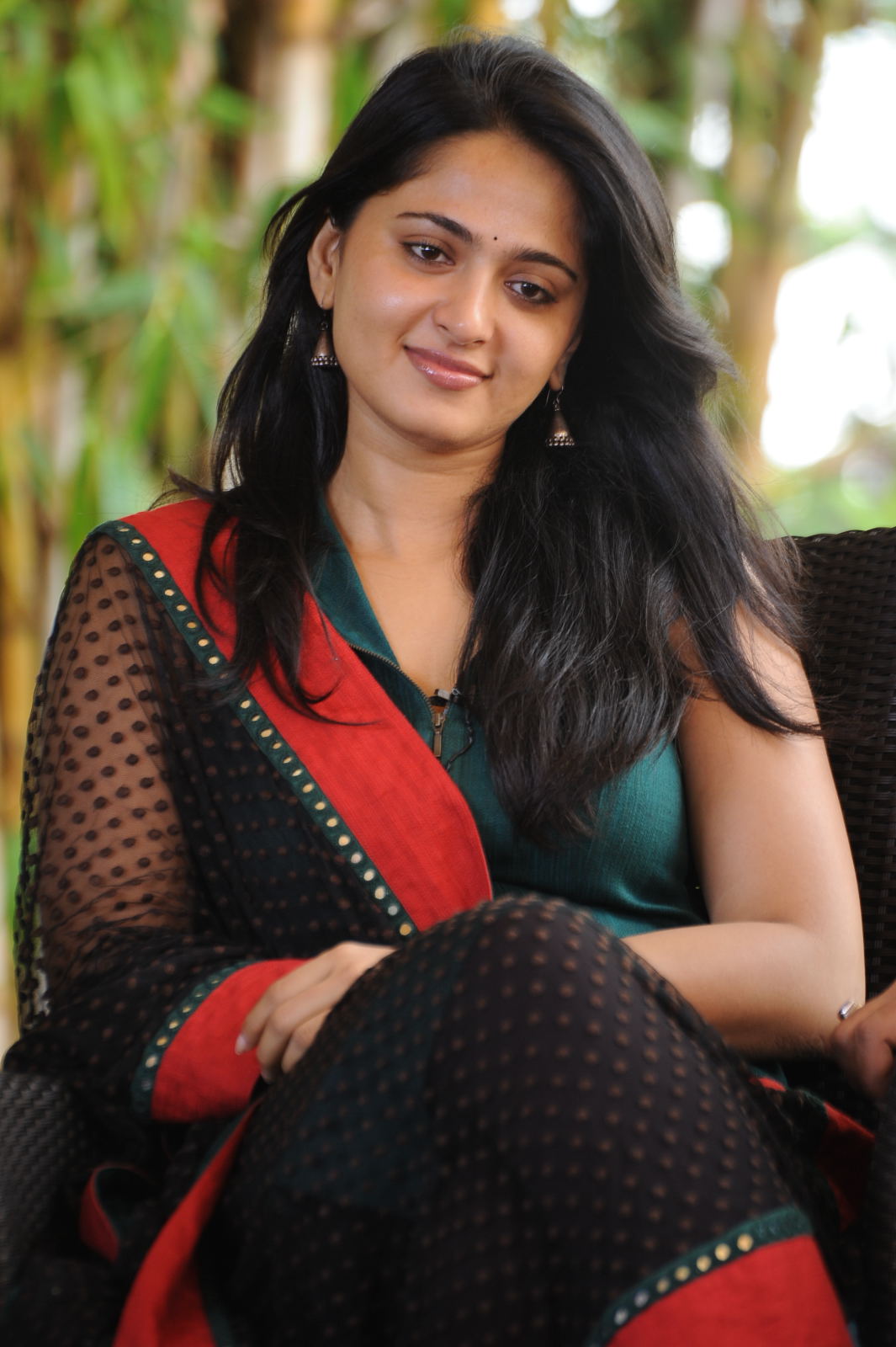 Anushka Shetty Hot Looking Photos Images And Wallpapers