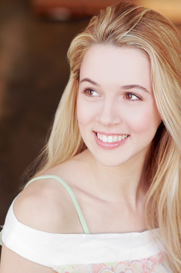 Alona Tal Very Beautiful Smiling Pictures