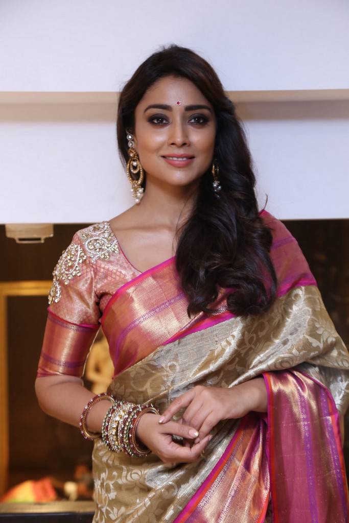 Spicy Shriya Saran Hot & Sizzling Images & Full HQ Pictures