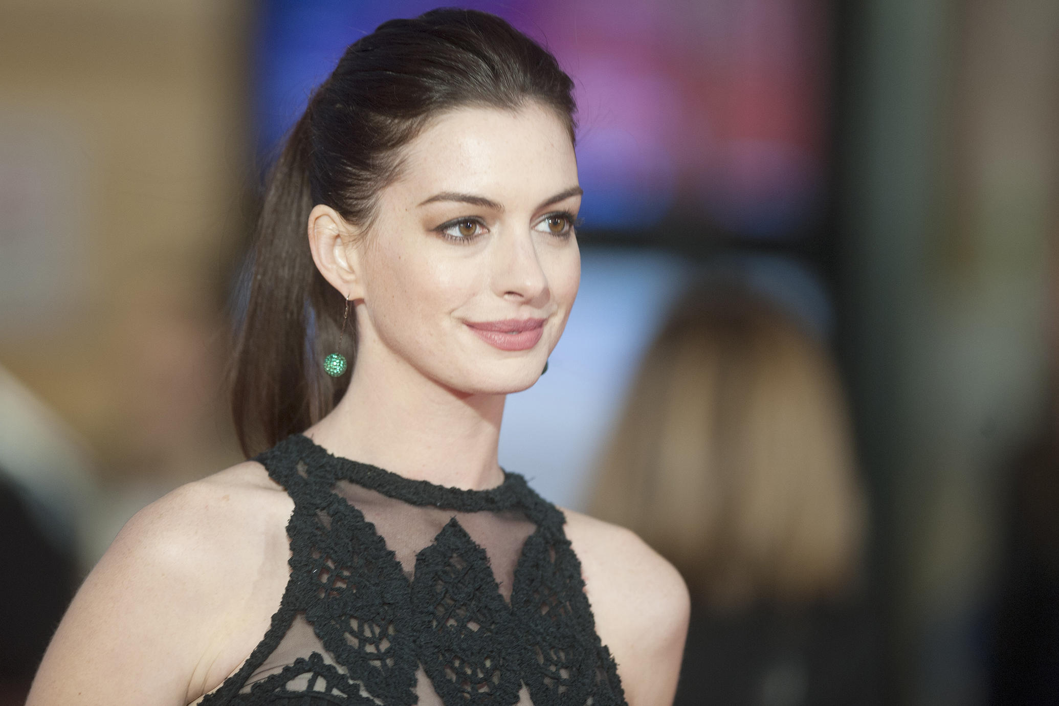 40+ Anne Hathaway Hot Photos In Bikini & Shorts Pictures