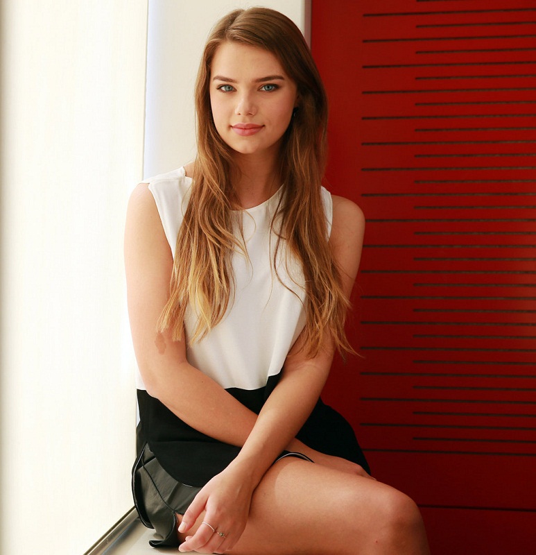 Indiana Evans Latest Style Images
