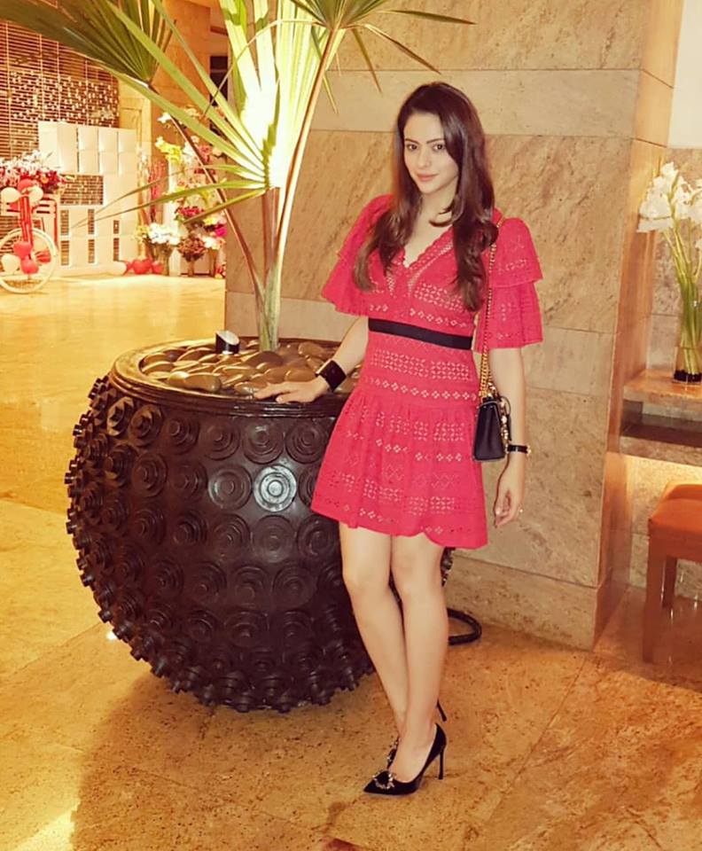 Aamna Sharif Sexy Legs Showing Wallpapers