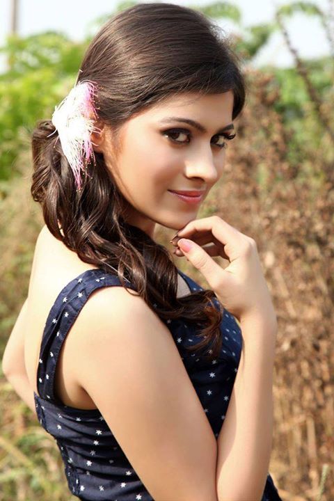 Aparna Dixit Hot Look In Sleeveless Clothes