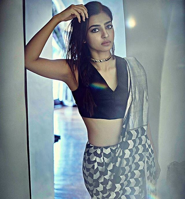 Radhika Apte Sexy Navel Pics