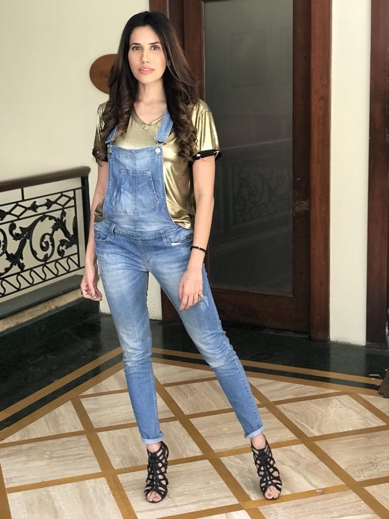 Sonnalli Seygall Hot In Jeans Top Pictures