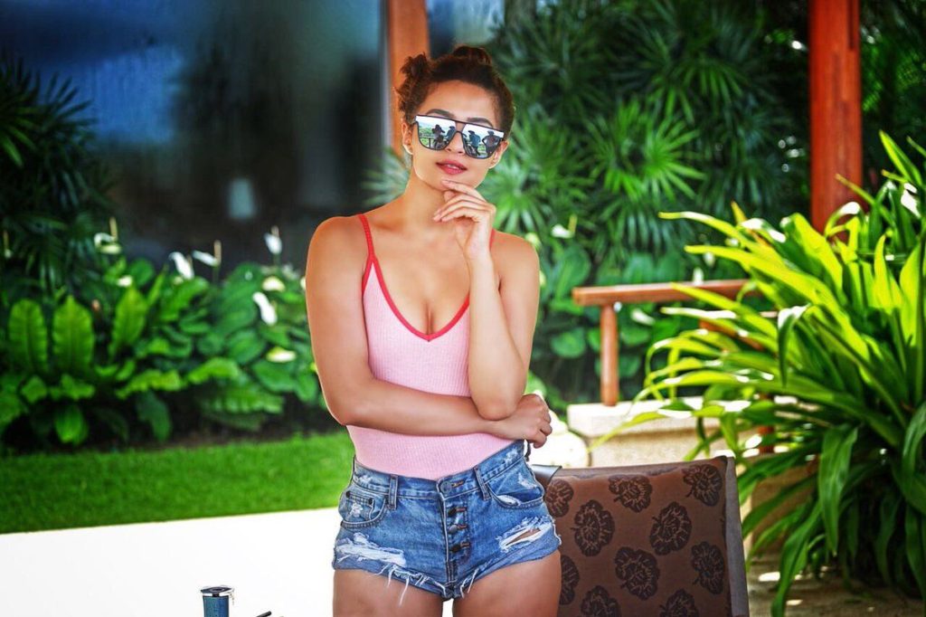 Surveen Chawla Hot In Short Jeans And Top