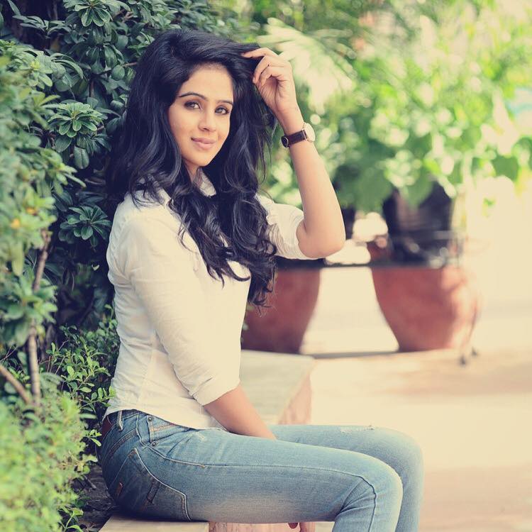 Fenil Umrigar Sexy Pictures In Jeans Top