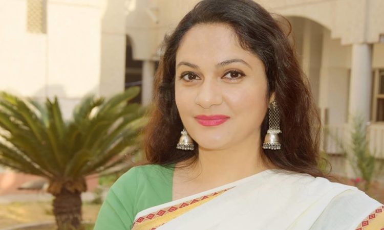 Gracy Singh Hot Sizzling Navel Pictures Downloads