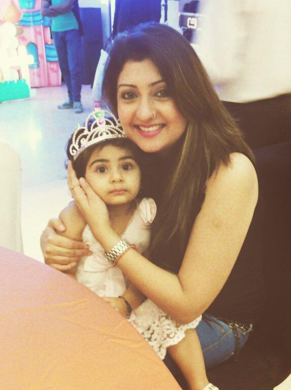Juhi Parmar HD Wallpapers With Daughter