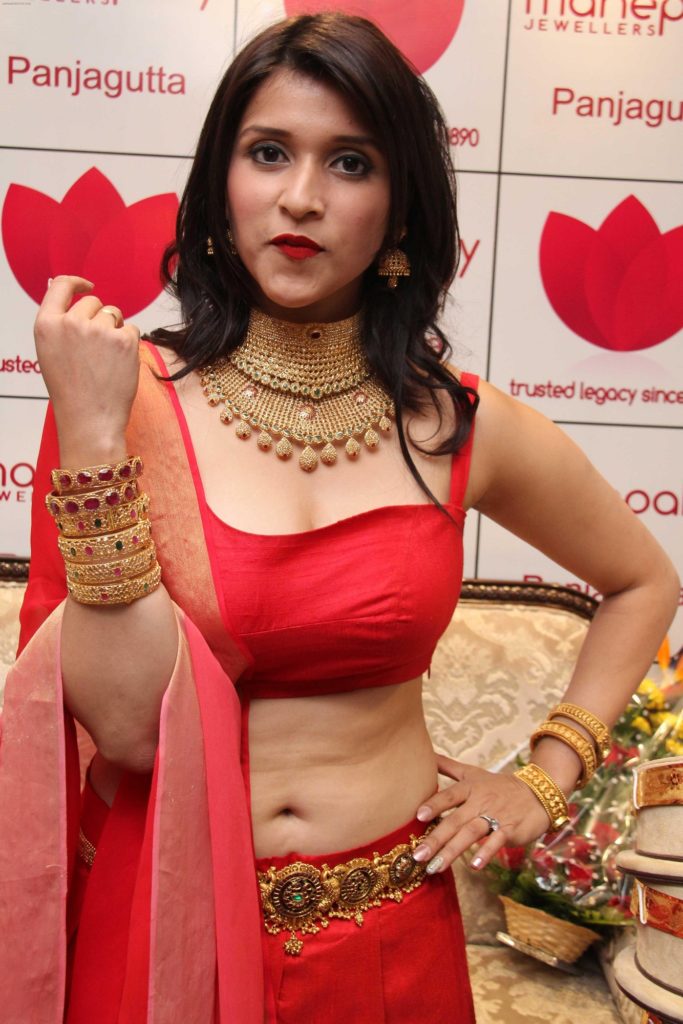 Mannara Chopra Sexy Images In Saree