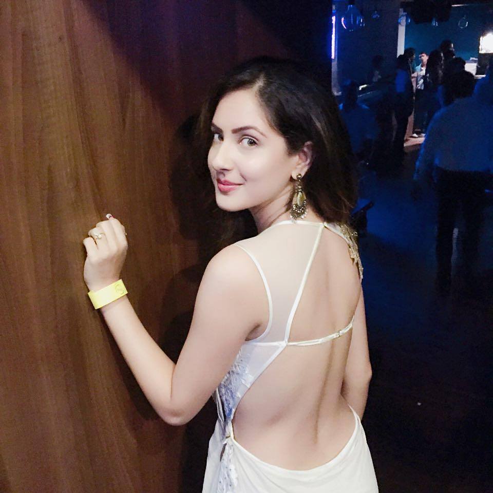 Pooja Bose Hot Images In Backless Clothes