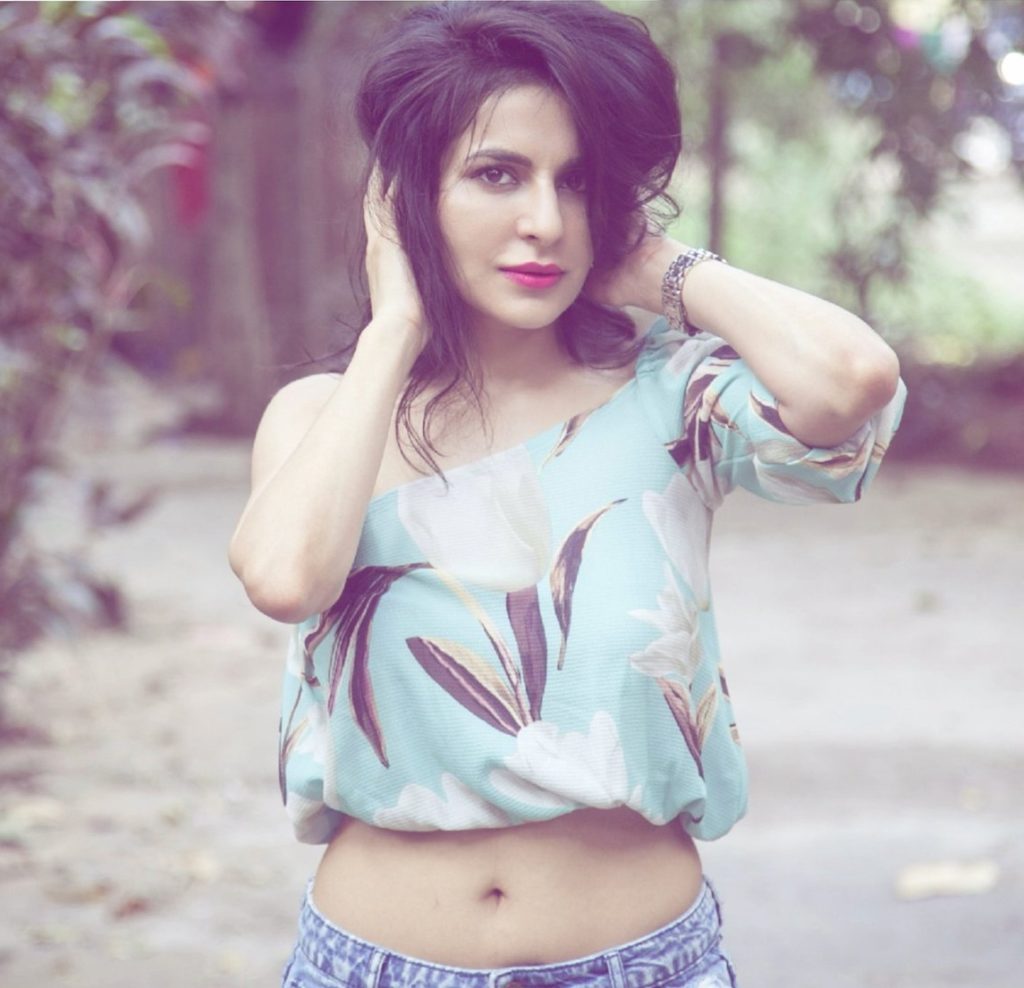 Roop Durgapal Spicy Navel Showing Pics In Short Clothes