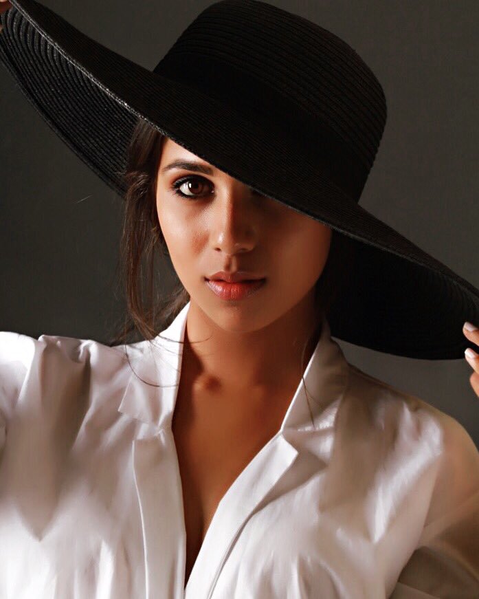 Vibha Anand HD Pics With Hat
