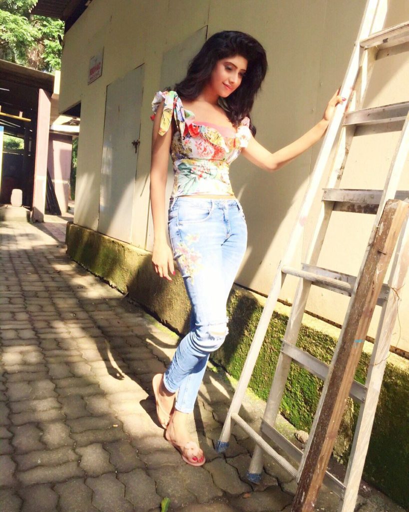 Vindhya Tiwari Hot Pictures In Jeans Top