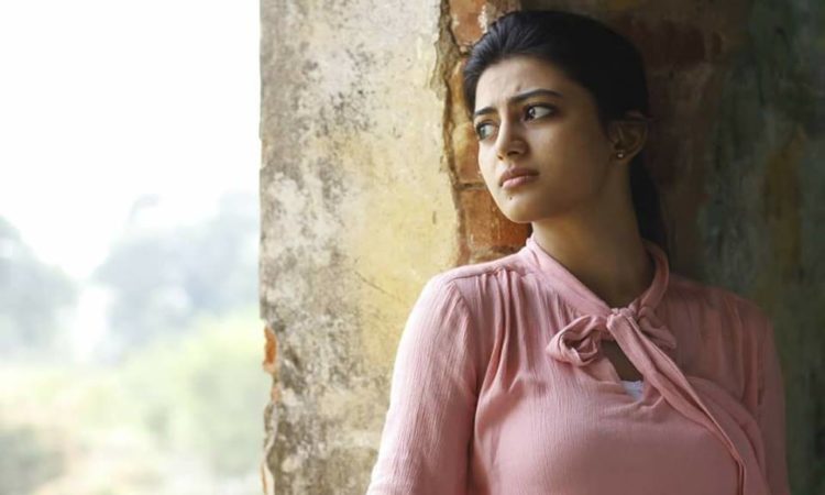 Aathmika showing hot navel and exposing photo gallery Photos: HD Images,  Pictures, Stills, First Look Posters of Aathmika showing hot navel and  exposing photo gallery Movie - Mallurepost.com