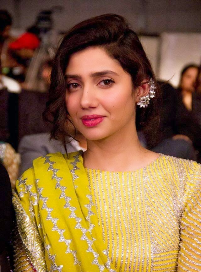 Mahira Khan New Style Pics At Event