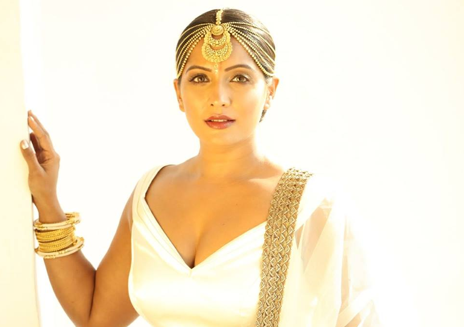Meghna Naidu Hot HD Spicy Images Pictures Downloads
