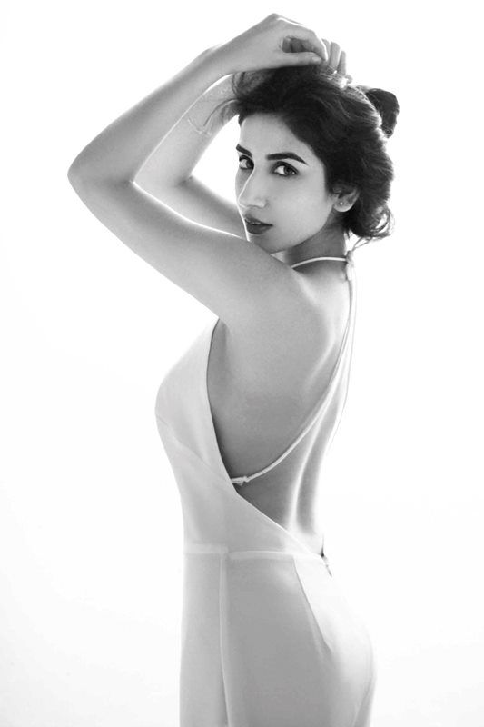 Parul Gulati In Backless Clothes Sexy Pics