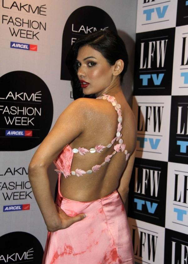 Sara Loren Sexy Look In Backless Clothes