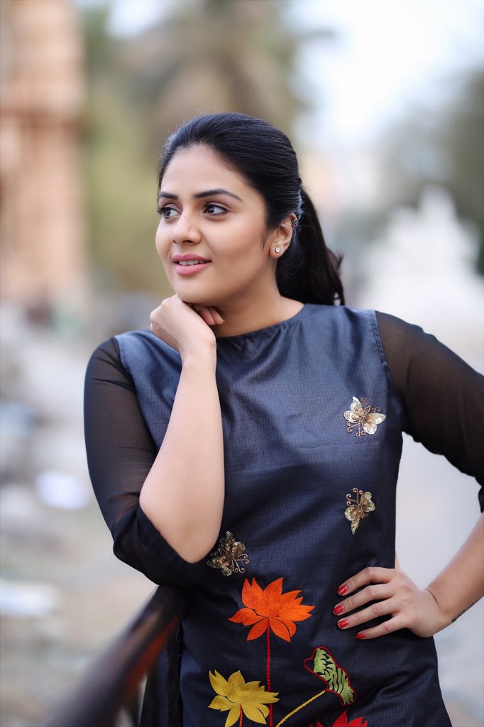 682px x 1024px - Sreemukhi Hot Navel Images Cleavage HD Photos Gallery