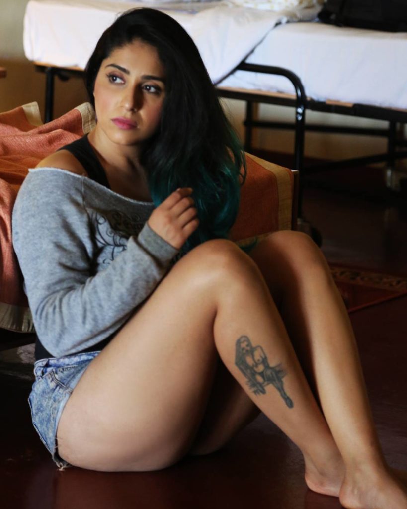 Neha Bhasin Sexy Thigh Photos