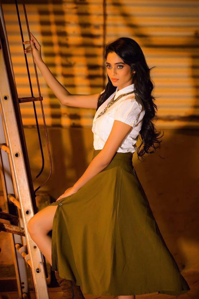 Neha Saxena Bold Photos In Gown