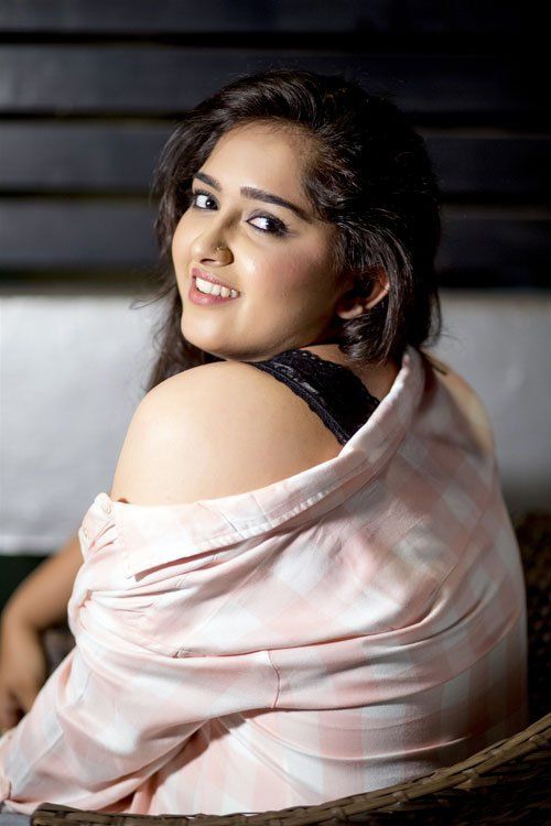 Sanusha In Backless Clothes Images