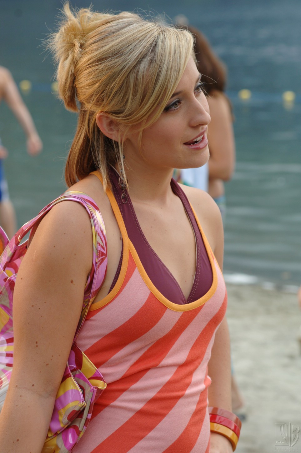 Allison Mack Hot Bikini Topless Pictures Feet Images Of Wilfred Actress.