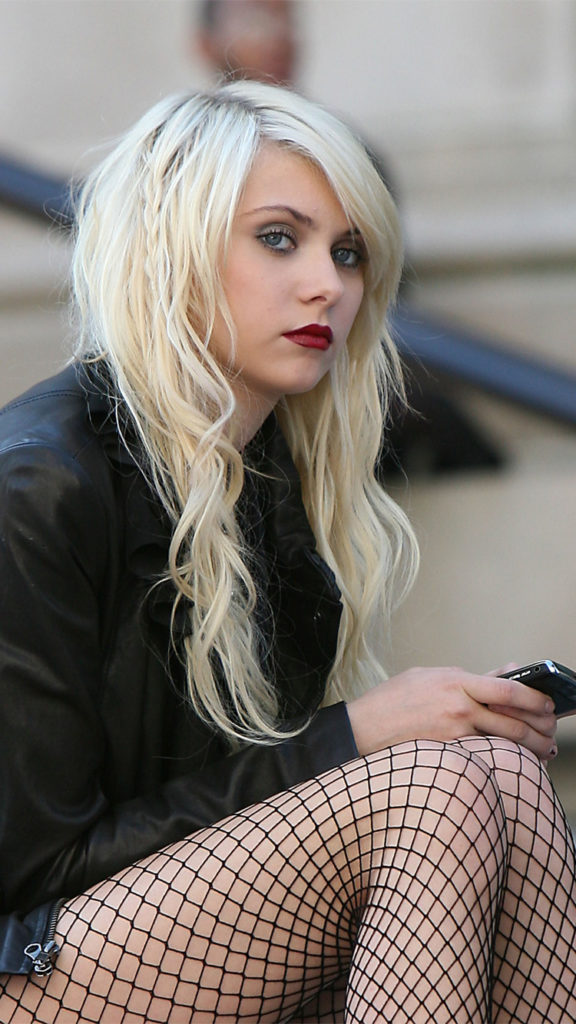 Taylor Momsen Thigh Wallpapers