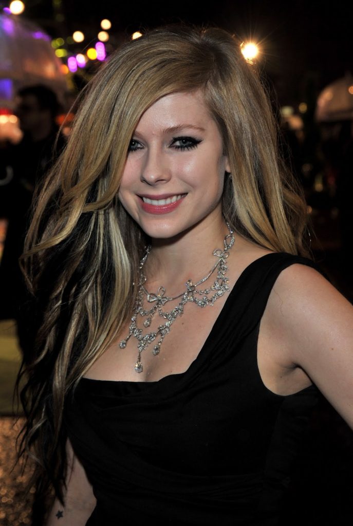 Avril-Lavigne-Sexy-Smile-Pics