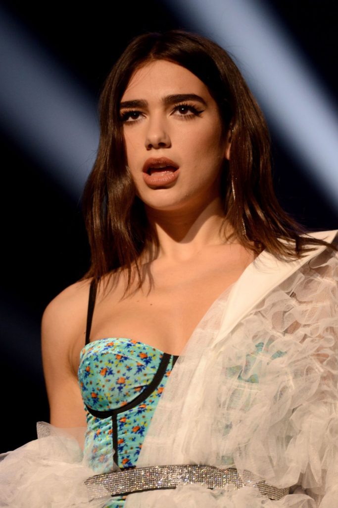 Dua-Lipa-On-Stage-Pictures