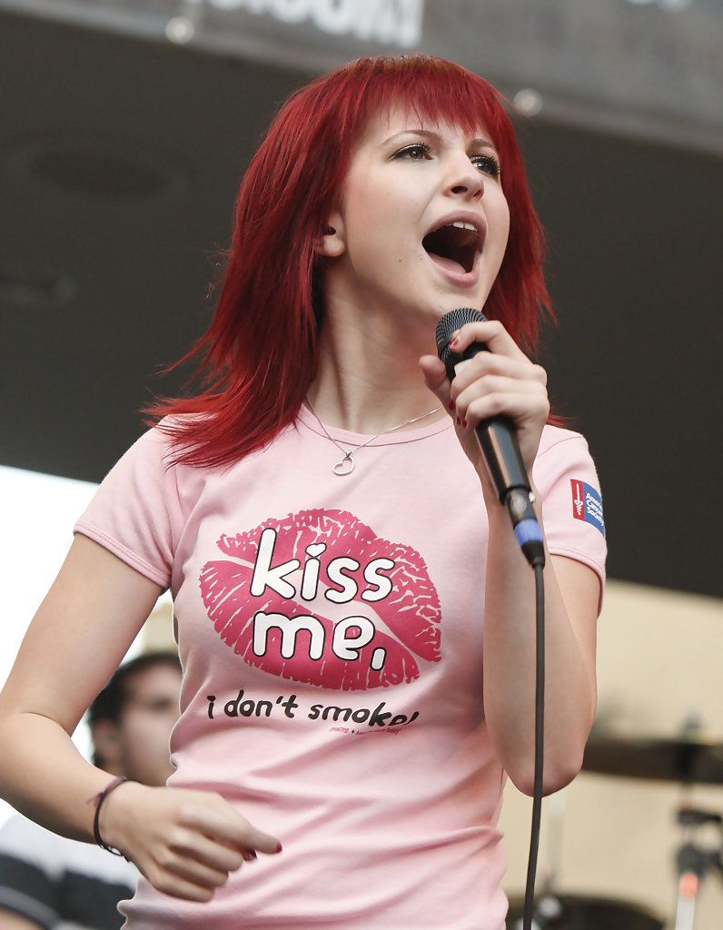 Hayley-Williams-Singing-Pictures