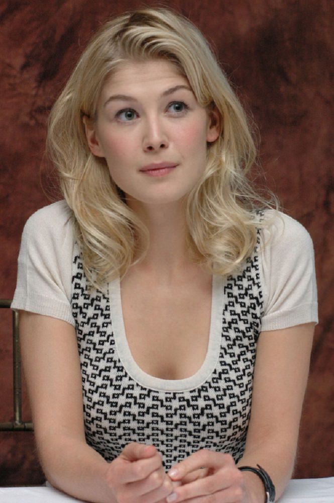 Rosamund Pike Yoga Pants Pictures