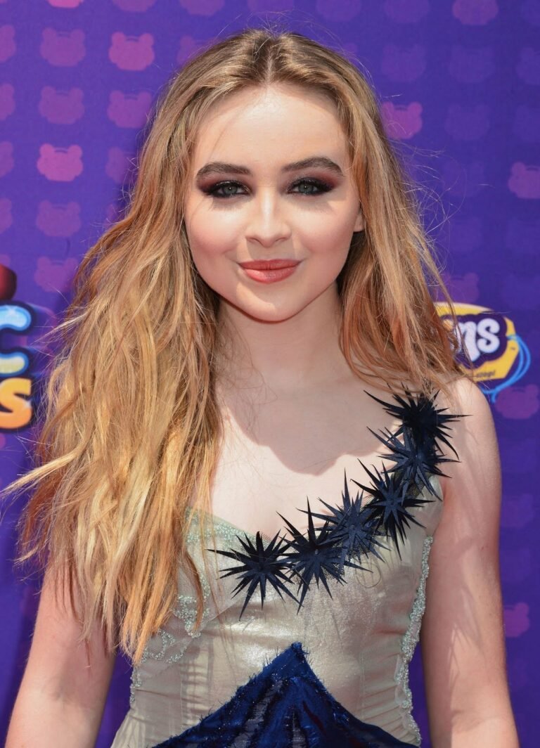Sabrina Carpenter Hot Bikini Pictures Looking Very Sexy In Tight Jeans