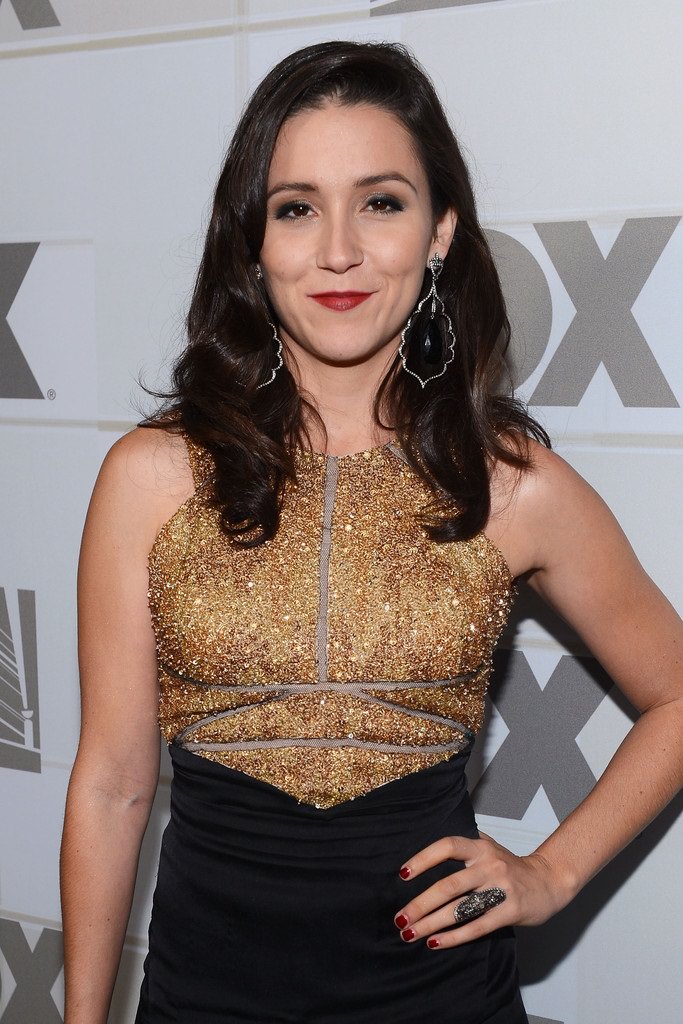 Shannon Woodward Topless Pictures
